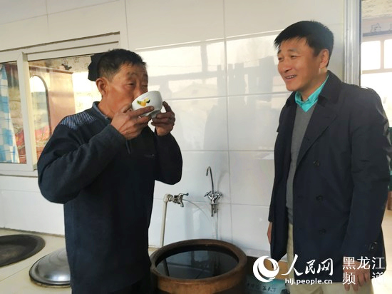 延寿县六团村贫困户戴铭成喝上安全放心的纯净水 延寿县六团村贫困户戴铭成喝上安全放心的纯净水