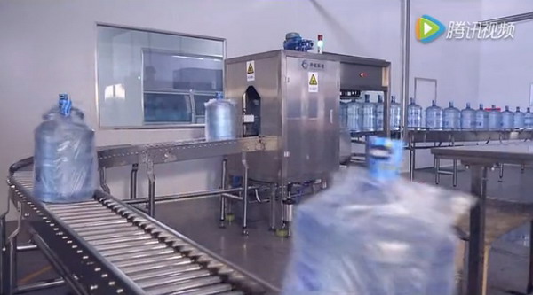黄河源食品饮料公司向市民零距离开放桶装水生产流程 黄河源食品饮料公司向市民零距离开放桶装水生产流程