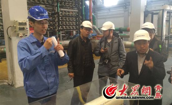 百发海水淡化公司运营主任李珂向记者介绍反渗透膜 百发海水淡化公司运营主任李珂向记者介绍反渗透膜