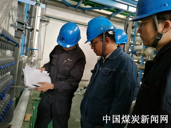 技术人员对脱盐水站的取样点进行安全隐患排查 技术人员对脱盐水站的取样点进行安全隐患排查
