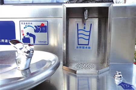 改变出水喷口方向20台新式直饮水机出现在邯郸市街头 改变出水喷口方向20台新式直饮水机出现在邯郸市街头