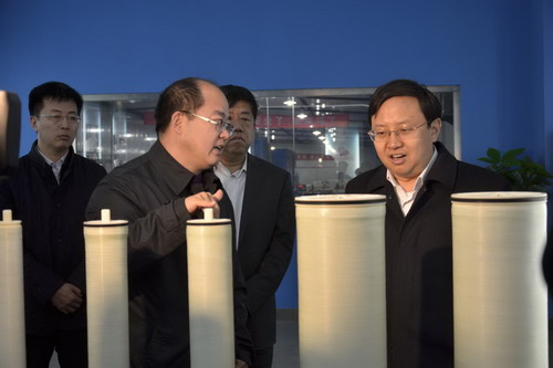 许家昌向莅临九章膜公司视察的领导介绍反渗透膜 许家昌向莅临九章膜公司视察的领导介绍反渗透膜