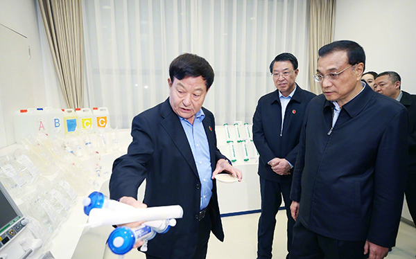 李克强总理考察山东期间赴威高集团调研医疗器械产业 李克强总理考察山东期间赴威高集团调研医疗器械产业