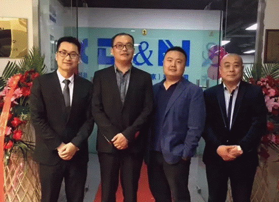 滴恩董事长邹淑峰先生,中国商报研究院副院长张家铭先生,人民网财经频道主编夏晓伦先生,滴恩华北平台、河北商业联合会净水专委会常务副会长总监姚永刚先生合影 滴恩董事长邹淑峰先生,中国商报研究院副院长张家铭先生,人民网财经频道主编夏晓伦先生,滴恩华北平台、河北商业联合会净水专委会常务副会长总监姚永刚先生合影