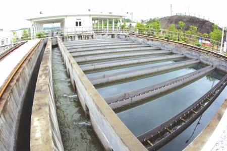 5月7日上午拍摄的西湾水厂沉淀池,上午8时水厂开始恢复性供水 5月7日上午拍摄的西湾水厂沉淀池,上午8时水厂开始恢复性供水