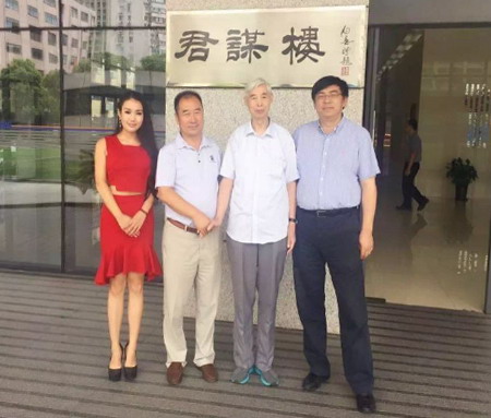 中科院上海有机化学研究所博士生导师田庚元教授(右二)与吕龙研究员等合影 中科院上海有机化学研究所博士生导师田庚元教授(右二)与吕龙研究员等合影