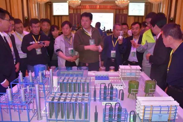 与会专家参观久科环保展台
