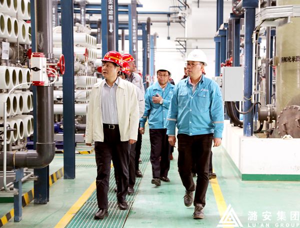 5月6日,潞安集团副总经理肖亚宁到煤基清洁能源公司现场办公,查看了项目水处理装置 5月6日,潞安集团副总经理肖亚宁到煤基清洁能源公司现场办公,查看了项目水处理装置