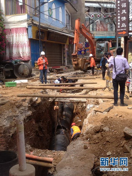 5月10日记者走在双廊古镇时发现，截污治污工程正在建设当中