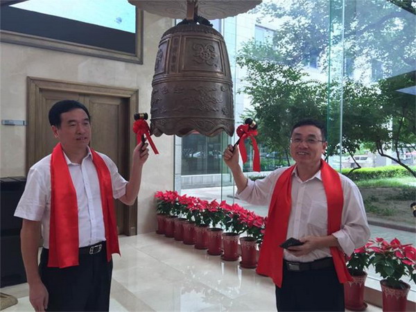 福建省建阳武夷味精有限公司董事长李友明(右) 福建省建阳武夷味精有限公司董事长李友明(右)