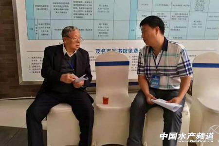 中山大学生物系主任、中国工程院院士林浩然(左) 中山大学生物系主任、中国工程院院士林浩然(左)