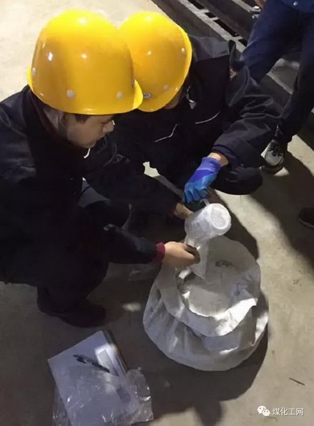 独立的第三方检测单位工作人员在中试现场取样