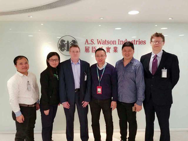 莫又澄（左二）和英国工程负责人（左三）与屈臣氏合作者留影