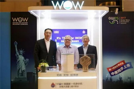 四季沐歌集团总裁李骏(左)、WOW缔造者蒂姆·比尔(中)、环境与健康相关产品安全所研究员鄂学礼(右)在WOW净水机前合影 四季沐歌集团总裁李骏(左)、WOW缔造者蒂姆·比尔(中)、环境与健康相关产品安全所研究员鄂学礼(右)在WOW净水机前合影