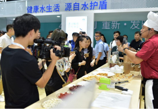 媒体及观众品尝由纯净饮水烹煮的美食 媒体及观众品尝由纯净饮水烹煮的美食
