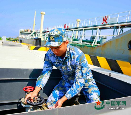 西沙琛航岛“淡水总管”供水班班长冯学政 西沙琛航岛“淡水总管”供水班班长冯学政