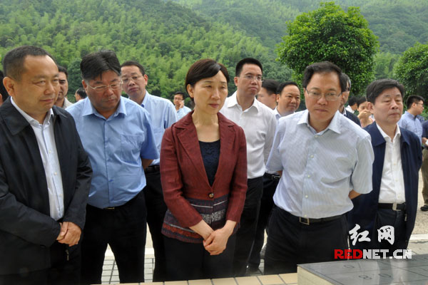 湖南省政协主席李微微(前排左三)在长沙市城市固体废弃物处理场考察 湖南省政协主席李微微(前排左三)在长沙市城市固体废弃物处理场考察