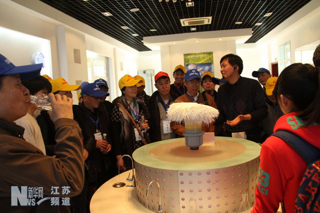 无锡市民在中桥水厂超滤膜车间展厅了解制水过程并品尝直饮水 无锡市民在中桥水厂超滤膜车间展厅了解制水过程并品尝直饮水