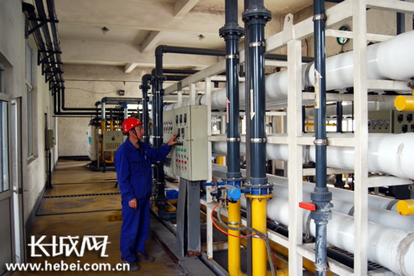 河钢石钢职工正在检查水处理设备运行情况
