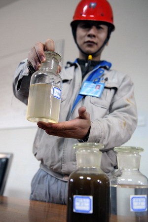 工人在呼和浩特市金桥热电厂中水超滤间展示用于发电循环系统的中水标本(新华社记者 张领 摄) 工人在呼和浩特市金桥热电厂中水超滤间展示用于发电循环系统的中水标本(新华社记者 张领 摄)