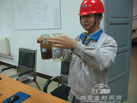 金桥热电厂循环水是采用临近的城市污水厂的二级处理中水,经过中水岛的膜生物反应器(MBR)进入生产环节,每天可使30000吨污水创造电能并满足城市供热(内蒙古新闻网 曹琳) 金桥热电厂循环水是采用临近的城市污水厂的二级处理中水,经过中水岛的膜生物反应器(MBR)进入生产环节,每天可使30000吨污水创造电能并满足城市供热(内蒙古新闻网 曹琳)