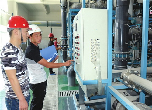 丰镇市洁源中水回用公司的技术人员正在安装调试设备 丰镇市洁源中水回用公司的技术人员正在安装调试设备