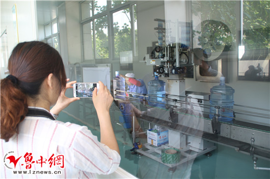 淄博市消保委组织“生活桶装水比较式”消费体验活动 淄博市消保委组织“生活桶装水比较式”消费体验活动