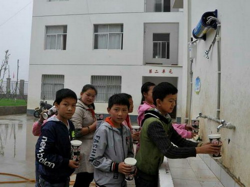 永康市崇德学校爱心公益捐助云南13所学校用上净水器