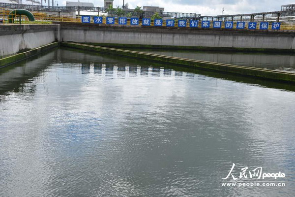 “污水零排放就是对我们家园最大的保护”茂名石化水务运行部化工净化水装置,承担着100万吨/年乙烯化工企业生产装置及附属装置工业污水、生活污水、生产净化水和后期雨水线废水,及厂区周边工业园区派来的高浓度污水处理与排放(人民网 杜燕飞 摄) “污水零排放就是对我们家园最大的保护”茂名石化水务运行部化工净化水装置,承担着100万吨/年乙烯化工企业生产装置及附属装置工业污水、生活污水、生产净化水和后期雨水线废水,及厂区周边工业园区派来的高浓度污水处理与排放(人民网 杜燕飞 摄)