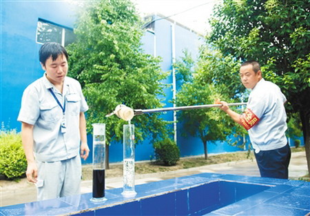董征和程耀峰在江村沟垃圾渗滤液处理厂出水口取水化验 董征和程耀峰在江村沟垃圾渗滤液处理厂出水口取水化验
