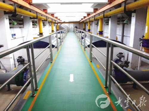 大丰区自来水公司第二水厂示范工程项目采用碧水源“CMF+DF”膜技术,这是在江苏省自来水行业的第一次大规模应用,作为苏北地区供水领域的“双膜法”净水示范工程,将为国家饮用水新标准下的自来水行业提供良好的示范,推动我国饮用水水质全面达标。 大丰区自来水公司第二水厂示范工程项目采用碧水源“CMF+DF”膜技术,这是在江苏省自来水行业的第一次大规模应用,作为苏北地区供水领域的“双膜法”净水示范工程,将为国家饮用水新标准下的自来水行业提供良好的示范,推动我国饮用水水质全面达标。