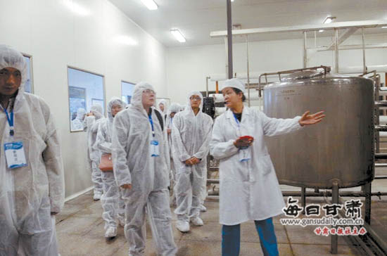 市民代表参观兰州黄河源食品饮料有限公司纯净水生产过程 市民代表参观兰州黄河源食品饮料有限公司纯净水生产过程
