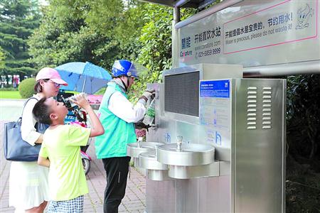 申城入伏气温连续“爆表”免费直饮水站颇为民心所向