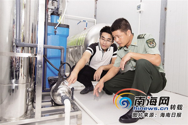 7月29日,三亚东瑁洲岛净水站,技术人员指导驻岛官兵使用净水设备 7月29日,三亚东瑁洲岛净水站,技术人员指导驻岛官兵使用净水设备