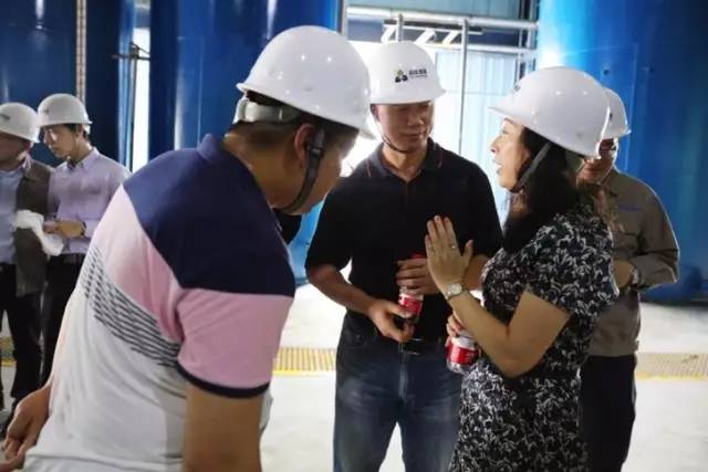 袁桅总裁(前排右一)介绍膜法镁锂分离项目 袁桅总裁(前排右一)介绍膜法镁锂分离项目