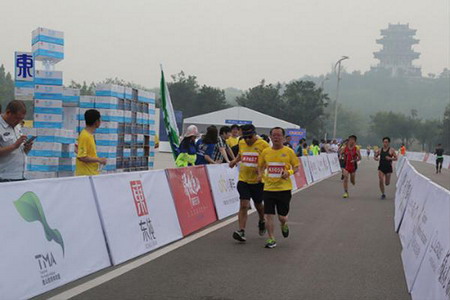 冀东油田“东纯”纯净水支持唐山环南湖半程马拉松赛 冀东油田“东纯”纯净水支持唐山环南湖半程马拉松赛