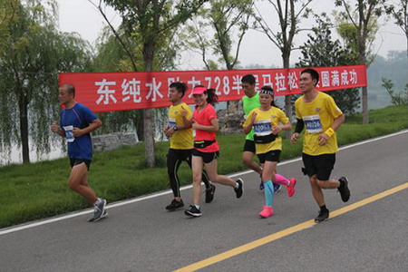 冀东油田“东纯”纯净水支持唐山环南湖半程马拉松赛 冀东油田“东纯”纯净水支持唐山环南湖半程马拉松赛