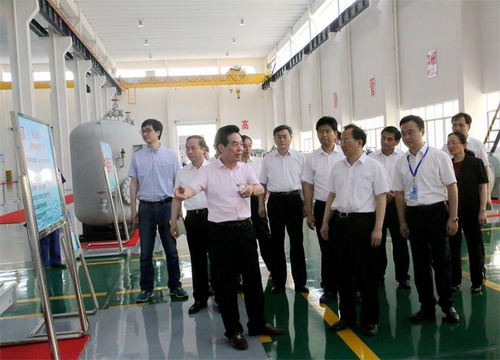 7月7日，江苏省委副书记、代省长吴政隆一行在泰州市委书记曲福田、市长史立军、泰兴市委书记张育林、市长刘志明等领导的陪同下莅临江苏南极机械有限责任公司考察调研，倪治忠董事长、倪建峰总经理迎接并陪同考察。