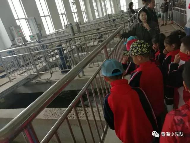雏鹰假日水滴小队队员们来到西宁市第一再生水厂参观