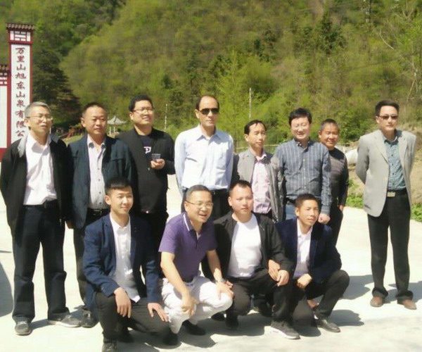 4月22日,襄阳市人才创新创业超市组织本市知名双创导师和襄阳技师学院相关部门,组成义务创业辅导团队,在谷城县就业局副局长胡建军的引导下,来到大山深处,走进谷城最远的赵湾乡,为扎根贫困山区创业的回乡大学生经营谷城县万里山旭东山泉有限公司出谋划策,推动贫困山区依托当地资源造血脱贫。左立浩,陈昌宁,徐剑平,张明峰等五位创业导师、襄阳技师学院副院长彭铁山等参加了本次活动。 4月22日,襄阳市人才创新创业超市组织本市知名双创导师和襄阳技师学院相关部门,组成义务创业辅导团队,在谷城县就业局副局长胡建军的引导下,来到大山深处,走进谷城最远的赵湾乡,为扎根贫困山区创业的回乡大学生经营谷城县万里山旭东山泉有限公司出谋划策,推动贫困山区依托当地资源造血脱贫。左立浩,陈昌宁,徐剑平,张明峰等五位创业导师、襄阳技师学院副院长彭铁山等参加了本次活动。