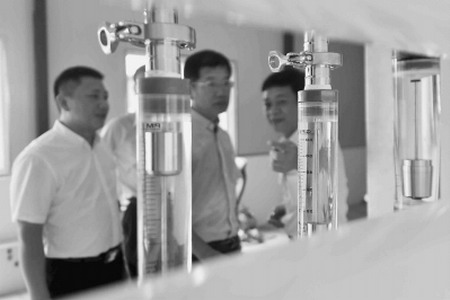 图为工作人员在调试园区直饮水系统,该系统每小时可提供直饮水10吨 图为工作人员在调试园区直饮水系统,该系统每小时可提供直饮水10吨