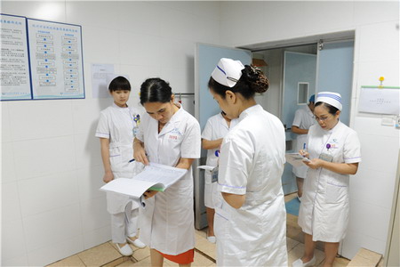 现场评估过程中，专家在查阅相关资料