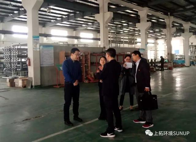 5月3日,长兴县委组织部长徐晓惠走访上拓环境长兴公司,杭州上拓环境总经理谭斌和长兴公司副总经理张小明随行陪同。长兴上拓环境科技有限公司是一家集开发、生产、销售、服务为一体的膜分离技术设备高新技术企业,目前正在开展工业废酸回收项目、出口瑞典的海水淡化系统以及模块化渗滤液处理系统等项目。 5月3日,长兴县委组织部长徐晓惠走访上拓环境长兴公司,杭州上拓环境总经理谭斌和长兴公司副总经理张小明随行陪同。长兴上拓环境科技有限公司是一家集开发、生产、销售、服务为一体的膜分离技术设备高新技术企业,目前正在开展工业废酸回收项目、出口瑞典的海水淡化系统以及模块化渗滤液处理系统等项目。