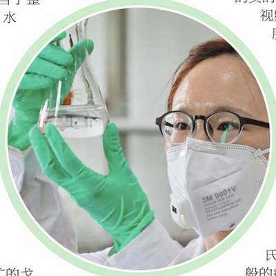 8月1日，乌鲁木齐甘泉堡经济技术开发区，新疆昆仑新水源科技股份有限公司（甘泉堡污水处理厂）技术人员在检测工业污水处理达标情况。