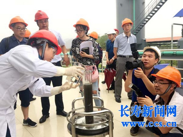 瀚恩新材料超滤水处理膜吸引了重庆媒体记者们的眼球 瀚恩新材料超滤水处理膜吸引了重庆媒体记者们的眼球