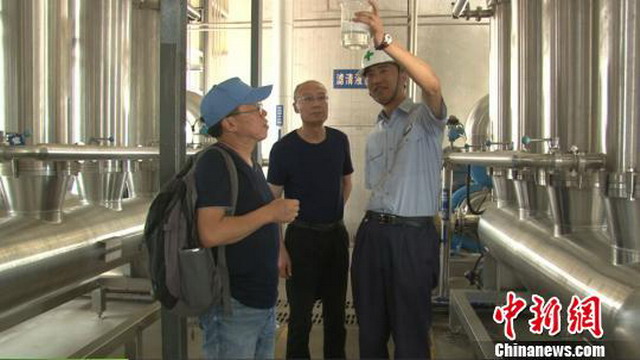 东丽酒伊织染(南通)公司工务本部长周磊展示该公司退浆废水处理后的出水 东丽酒伊织染(南通)公司工务本部长周磊展示该公司退浆废水处理后的出水