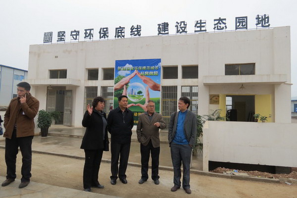 清镇市人大常委会副主任黄德才率领有关部门到职教城对落实水资源保护等相关法律法规执行情况进行视察,要求职教城管委会继续加大对水资源的保护工作,切实保障百姓的饮水安全,确保不让一滴污水流入百花湖。 清镇市人大常委会副主任黄德才率领有关部门到职教城对落实水资源保护等相关法律法规执行情况进行视察,要求职教城管委会继续加大对水资源的保护工作,切实保障百姓的饮水安全,确保不让一滴污水流入百花湖。