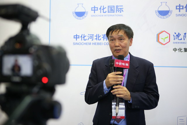 中化国际总经理刘红生在展会现场接受媒体采访 中化国际总经理刘红生在展会现场接受媒体采访
