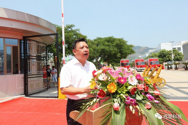 7月26日,福建戎堃科技公司举行投产启动仪式,首批三台后勤保障车辆正式交车,平和县委书记郭德志向戎堃科技投产和首批后勤保障车交付使用表示衷心祝贺。 7月26日,福建戎堃科技公司举行投产启动仪式,首批三台后勤保障车辆正式交车,平和县委书记郭德志向戎堃科技投产和首批后勤保障车交付使用表示衷心祝贺。