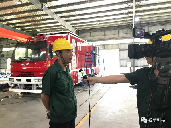 福建戎堃科技有限公司董事长马长兴:一个是咱们这台车有成熟的的水净化(非常规水净化系统),还有油烟净化系统,符合环保条件的,适合多兵种使用需求。戎堃军用野战化炊事车一个小时可以完成300人至500人吃饭。 福建戎堃科技有限公司董事长马长兴:一个是咱们这台车有成熟的的水净化(非常规水净化系统),还有油烟净化系统,符合环保条件的,适合多兵种使用需求。戎堃军用野战化炊事车一个小时可以完成300人至500人吃饭。